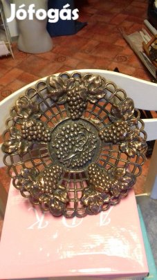 Antik tömör vörös réz falitányér áttört szőlő mintával