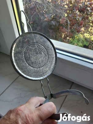 Antik un. sétáló petróleum lámpa vésett fali tartó