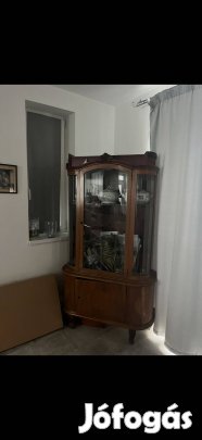 Antik üveges szekrény