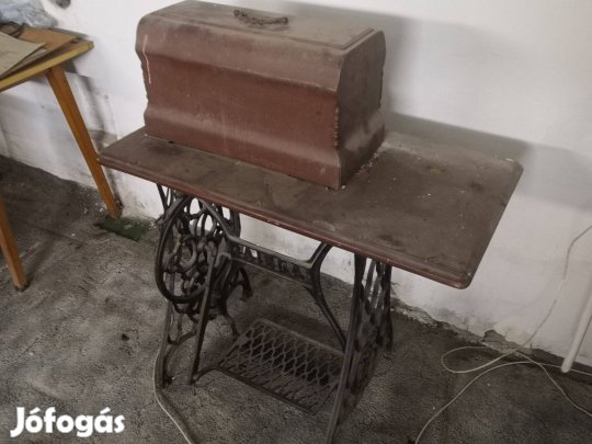 Antik varrógépasztal és varrógép