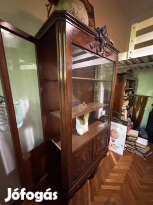 Antik vitrin, faragott