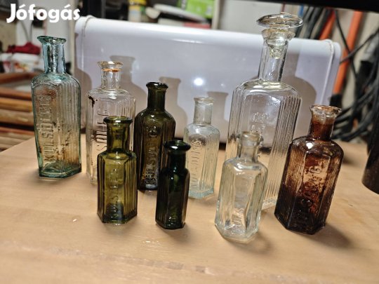 Antik zöld és átlátszó gyógyszeres üvegek