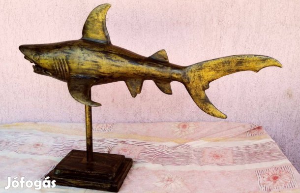 Antikolt felületű tátott szájú cápa. Rusztikus szobor