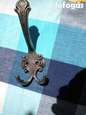 Antikolt fém fogas kalaptartóval