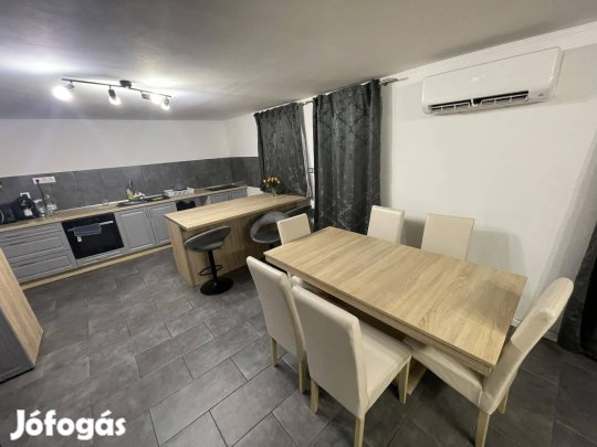 Apagy csendes utcájában felújított családi ház eladó!