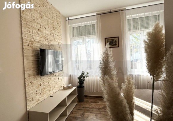 Apartmanházban lakások közös étkezővel ,kert használattal kiadók.