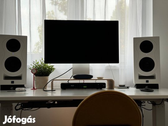 Apple Studio Display állítható dőlésszögű és magasságú