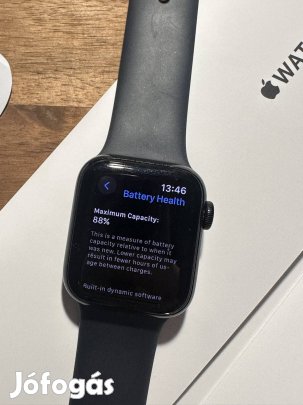 Apple Watch SE (2. generáció) Midnight szín, eredeti sport szíj/töltő