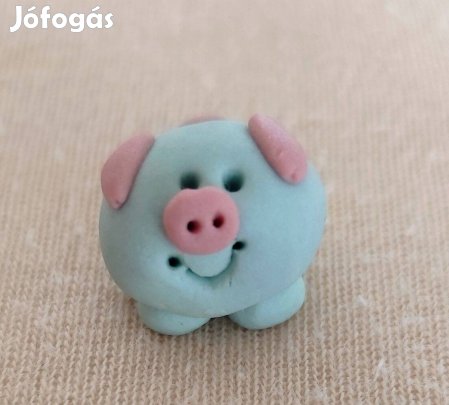 Apró, kézzel készült gyurma malac