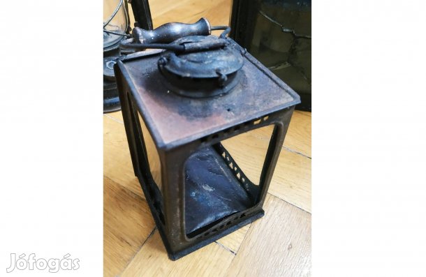 Apró, régi, üvegezett fém mécsestartó, fa fogantyúval