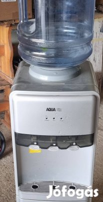 Aqua márkájú ballonos víz adagoló.