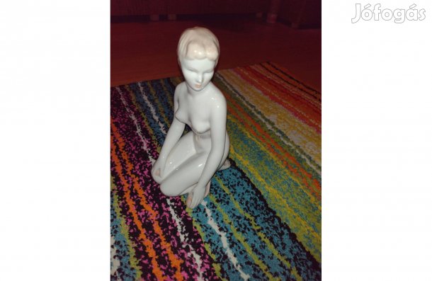 Aquincum Térdelő lány porcelán figura