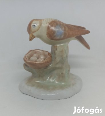 Aquincum porcelán fészkét őrző madár!