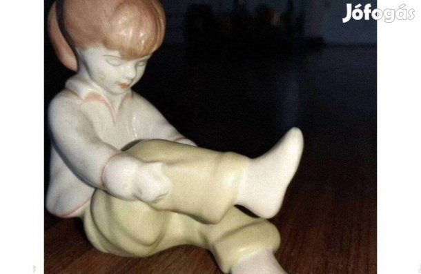 Aquincum porcelán öltözködő lány