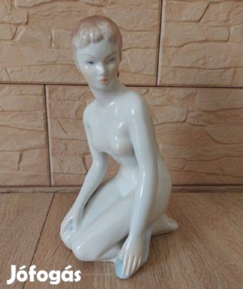 Aquincum porcelán térdelő női akt szobor