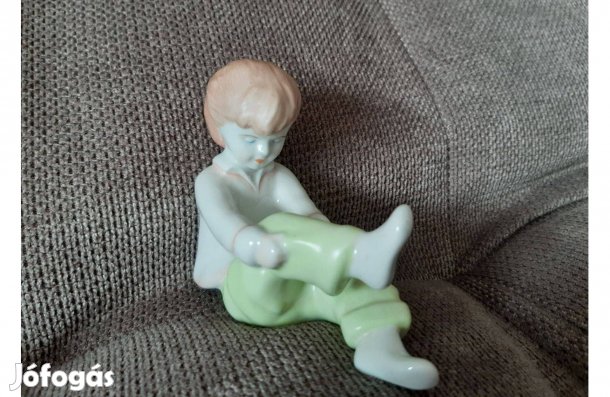 Aquincum porcelán zoknit húzó kislány