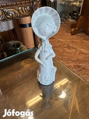 Aquincumi fehér porcelán kalapos lány 