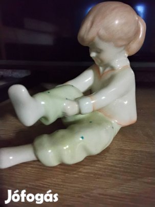 Aquincumi porcelán pöttyös nadrágos kislány