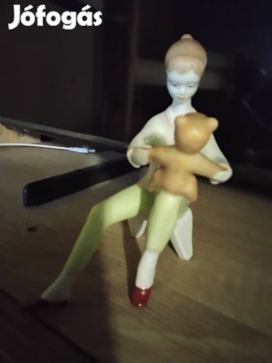 Aquincumi ülő kislány macival 