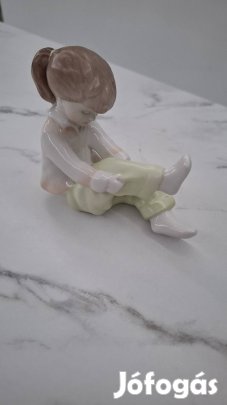 Aqvincum porcelán zoknit húzó gyerekek