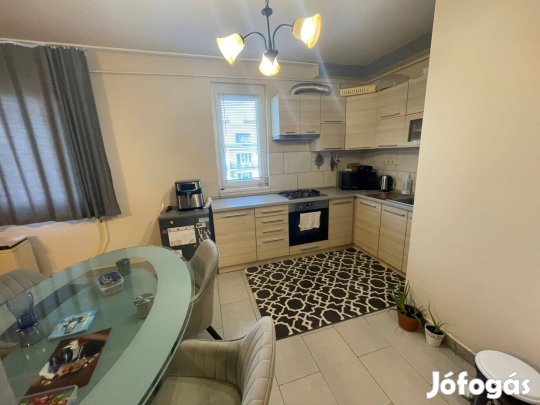 Arany János utcán N+2 szobás erkélyes lakás eladó