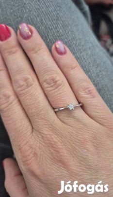 Arany gyűrű brill kővel