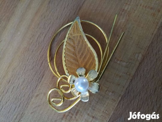 Arany színű, leveles-virágos bizsu bross, gyönggyel (kb. 5,8x4cm)