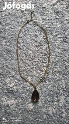 Arany színű bizsu nyaklánc bordó köves medállal