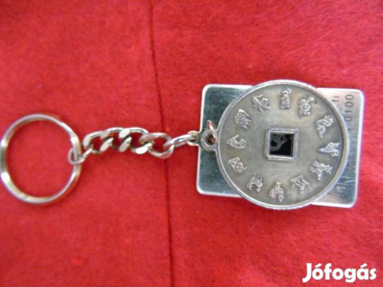 Arany színű fém kulcstartó kínai állatjegy érmével