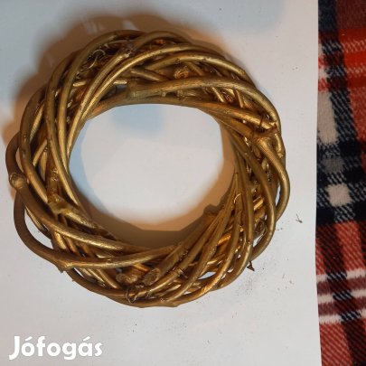 Arany színű fonott vessző koszorú, 16 cm átmérőjű