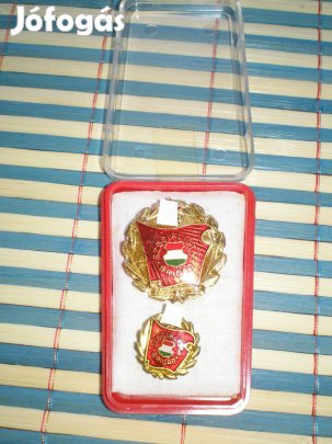 Arany színű jelvények dobozában kb. 1970-es évekből