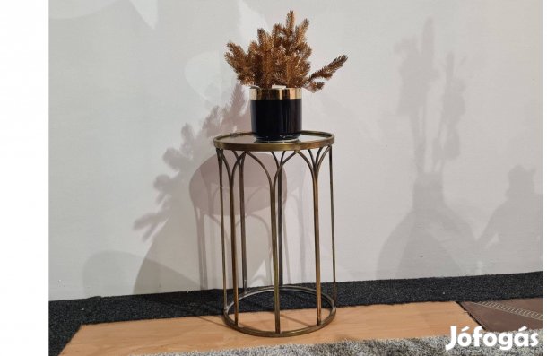 Arany színű lerakóasztal a tetején üveg lappal 56 cm