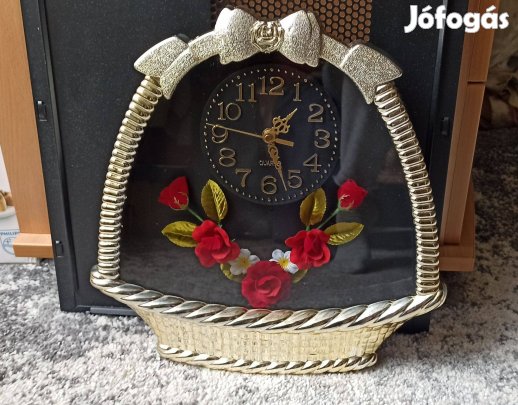 Arany színű rózsákkal díszített különleges falióra