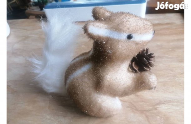 Aranyos mókus, tobozzal