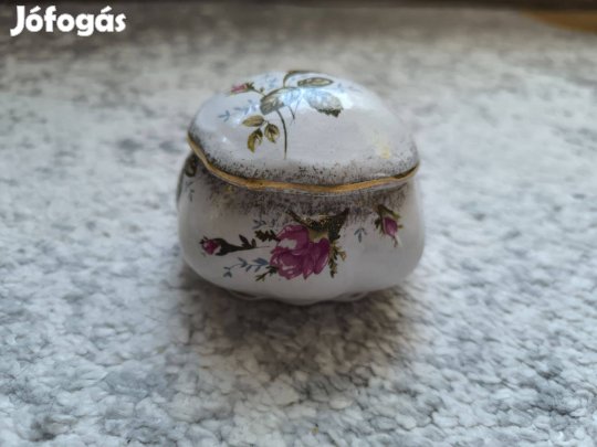 Aranyozott szélű, virágmintával díszített ékszertartó