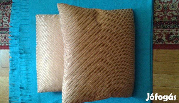 Aranyszínű ágytakaró két díszpárnával