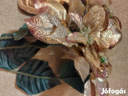 Aranyszinü müvirág csokor