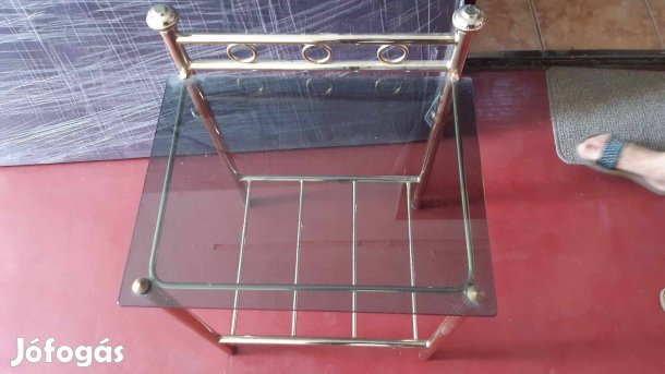 Aranyszínű polc üveglappal