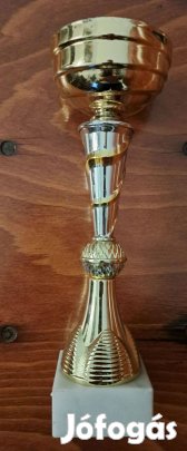 Aranyszínű serleg márvány talppal, elegáns díj/trófea