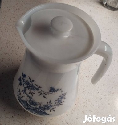 Arcopal, tejüvegből (opálüvegből) készült kancsó