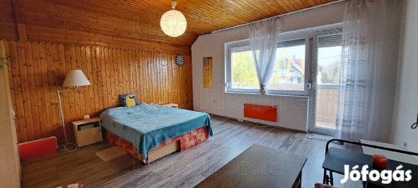 Árcsökkenés! Három szintes ikerház fele eladó új tetővel