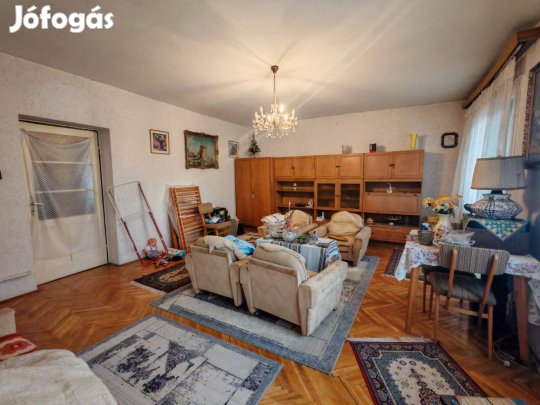 Árkádhoz közel 3 nagy szobás jó elosztású lakás Boros József utcában