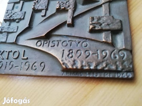 Armas Hutri Finn Szobrászművész alkotása 1969-es bronz plak