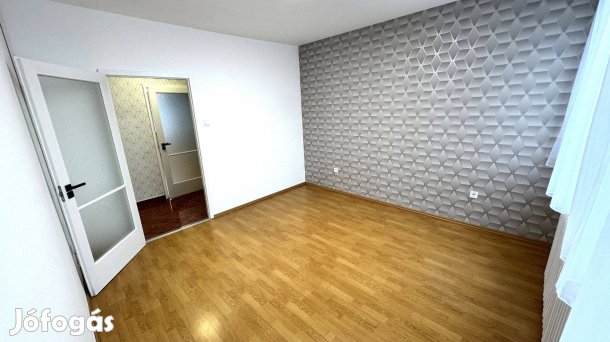 Árok utcán 76 nm-es 3 szobás 2. emeleti liftes lakás eladó