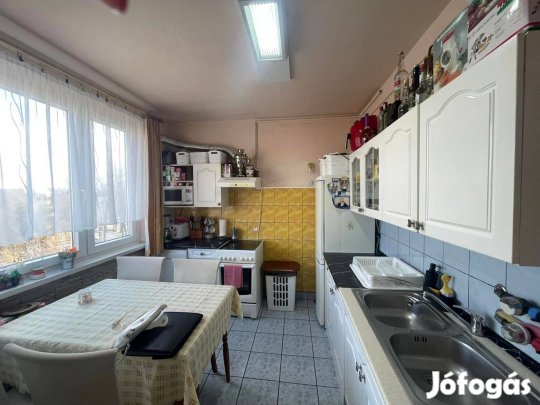 Árpád utcán 2+2 szobás lakás eladó