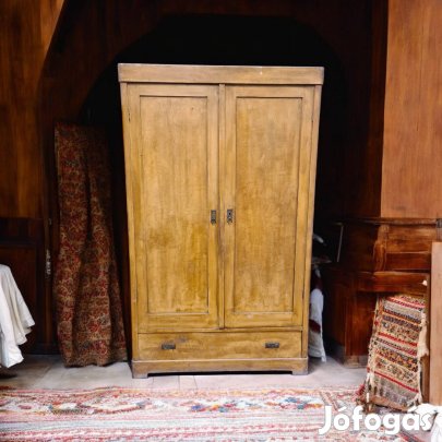 Art deco ruhásszekrény