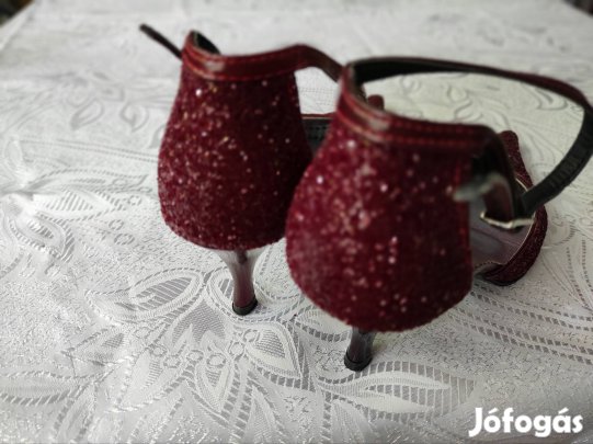 Arturo Vicci, bordó körömcipő