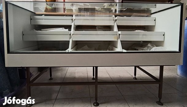 Árukínáló üvegpult