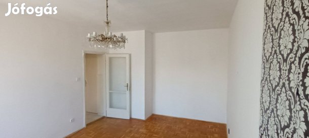 Árzuhanás Újszegeden a Közép fasoron eladó egy 3. emeleti, 2 szobás, 5