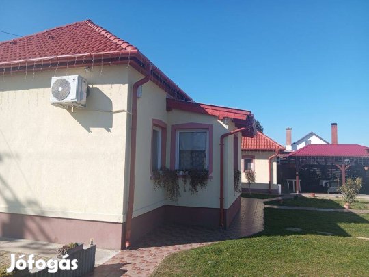 Ásotthalmon, kétgenerációs családi ház 50+25 nm, dupla garázzsal